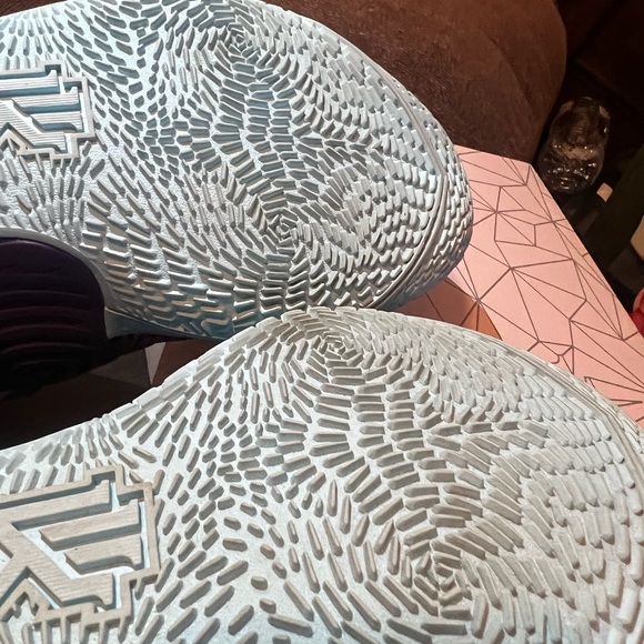 Nike Kyrie Low 3 - Purple Size 9 - Picture 8 of 13